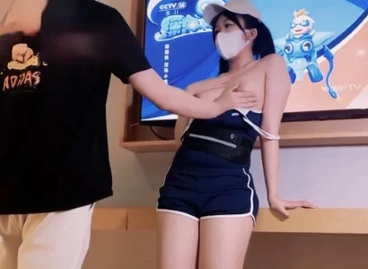 Cô bán TV xinh đẹp gặp vị khách may mắn