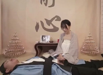 Vị nữ tu xinh đẹp chăm sóc vị đạo sĩ bị thương