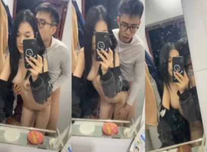 Hai bạn sinh viên quan hệ nhau trước gương
