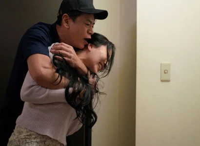 Nữ ca sĩ bị fan xấu xa bức ép quan hệ vì cơ thể quá gợi cảm