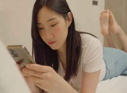 Người đàn bà qua lại với anh nhân viên giao hàng
